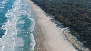 俯瞰大海潮起潮落海边沙滩实拍视频4K分辨率