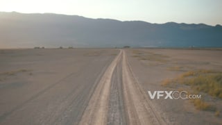 飞机在土路上方穿过平坦沙漠风景实拍视频