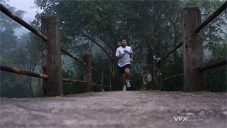 实拍视频男子穿着运动鞋在桥上奋力跑过