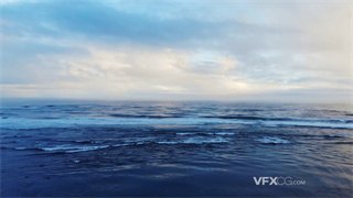 实拍视频蓝色静谧海洋和天融为一色与光紧密相接