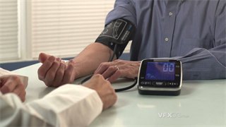 实拍视频医生用测量仪精密监测病人血压得知身体状况