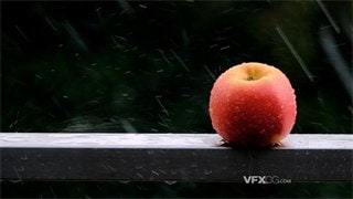 实拍视频倾盆大雨冲刷着摆放在栏杆的鲜红苹果