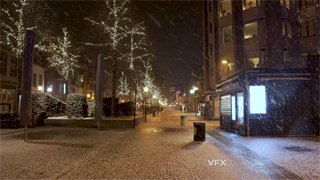 实拍视频寒冷冬季漫天大雪纷飞城市灯火通明人们穿着厚实