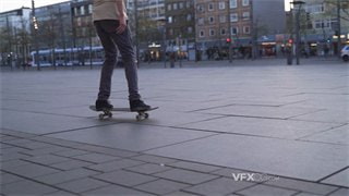 实拍视频国外街头男子在认真练习滑板翻转跳跃动作