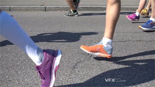 实拍视频运动选手用矫健身姿跑过赛场