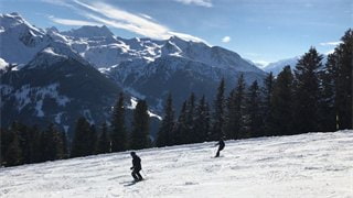 实拍视频一群人装备齐全享受滑雪带来的快乐