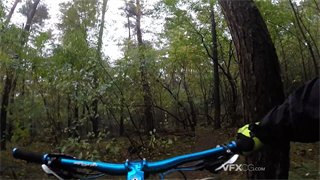 实拍视频骑手驾驭山地自行车快速穿越森林崎岖小径