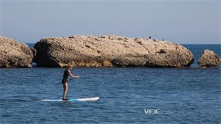实拍视频女子穿着泳装只身一人在平静海面划桨