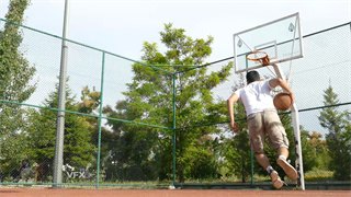 实拍视频男子在球场练习篮球运行以及上篮动作4K分辨率