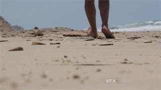 实拍视频男子形单影只赤脚踏过海边沙滩松软泥沙