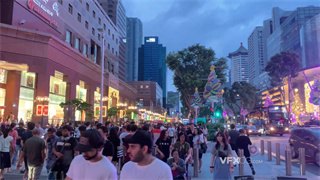 实拍视频新加坡夜晚街道灯火明亮著名购物景点人潮拥挤