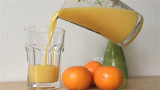 实拍视频向透明玻璃杯中倒入适量橙汁