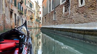 实拍视频乘坐威尼斯小艇行驶在清澈运河上欣赏建筑美景