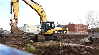 实拍视频建筑工人在施工现场使用挖掘机干活