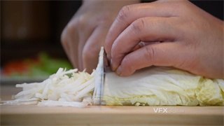 实拍视频厨师手持锋利尖刀熟练对白菜进行切丝