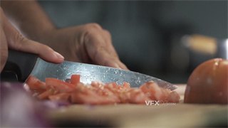实拍视频用锋利水果刀对已清洗干净水分十足番茄进行切丁