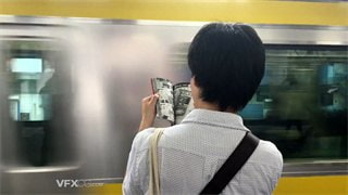实拍视频男子在地铁站等待下一趟列车间隙翻阅动漫连环画
