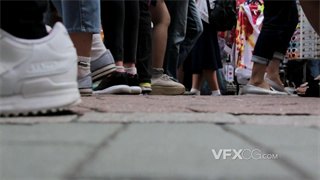 实拍视频人们在拥挤街道穿着各种款式鞋子行走特写