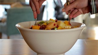 实拍视频用勺子拌匀石榴猕猴桃等水果制作沙拉