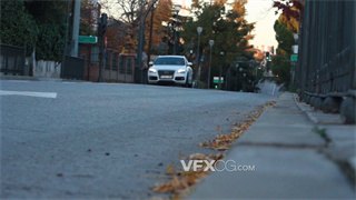 实拍视频开启近光灯车辆缓慢驶过空旷街道路面