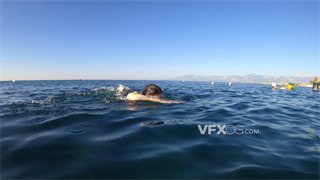 实拍视频长发女子在湛蓝大海中进行自由泳锻炼身体4K分辨率