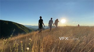实拍视频三五好友结伴登上山顶观看日落美景4K分辨率