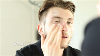 实拍视频男子将保湿霜均匀涂抹在脸上对皮肤进行保养