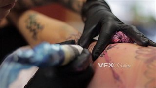 实拍视频纹身师在工作室为客人纹上独一无二的图案
