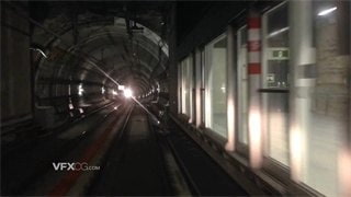 实拍视频驾驶员操控列车快速通过隧道第一视角
