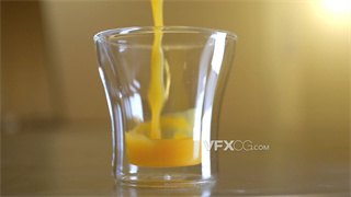 实拍视频往杯中倒入新鲜解渴富含维生素橙汁