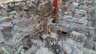 实拍视频大型施工现场建筑工人穿戴安全头盔分工合作