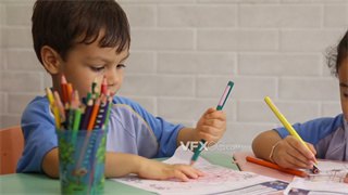实拍视频小朋友在一起使用自己喜爱颜色画笔在纸上涂鸦
