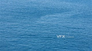 实拍视频一望无际蔚蓝色大海随风轻微掀起波浪4K分辨率