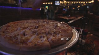 实拍视频在披萨上撒让食物本身更美味的调味料