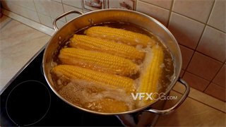 实拍视频在沸水中烹饪颗粒饱满香甜可口玉米