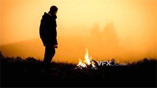 背景视频素材男子在昏暗环境森林燃起火堆