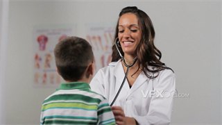 实拍视频女医生笑容和蔼在为小男孩听诊检查身体