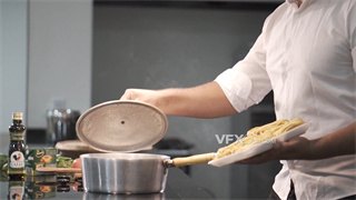 实拍视频厨师打开锅中装有热气腾腾沸水盖子将意面放入