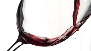 实拍视频将香醇可口葡萄酒缓慢倒入清洗干净红酒杯中