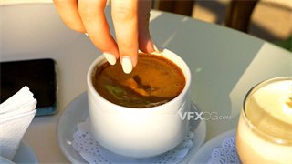 实拍视频将方糖放入咖啡中搅拌均匀调节甜度