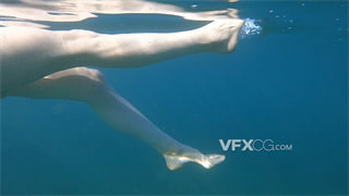 实拍视频游泳时腿部在水里做踩踏运动特写