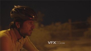 实拍视频夜晚男子在昏黄灯光下骑自行车赶往目的地