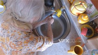 实拍视频老奶奶在水龙头下仔细清洗罐子残余的泡沫