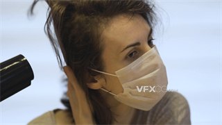 实拍视频女子面带口罩手持吹风筒吹干湿漉头发4K分辨率