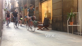 实拍视频女生提醒同伴注意身后行驶自行车辆