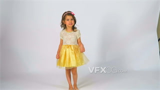 实拍视频小女生盛装打扮在摄影棚听从指挥摆动作
