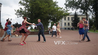 实拍视频男男女女在户外公园欢乐跳起联谊交际舞蹈4K分辨率