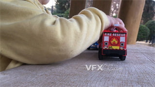 实拍视频小朋友在木桌上开心玩耍玩具车