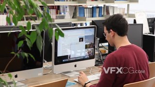 实拍视频学生在图书馆利用电脑查询所需资料