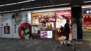 实拍视频乘客行走在机场内寻找适合自己的餐饮店